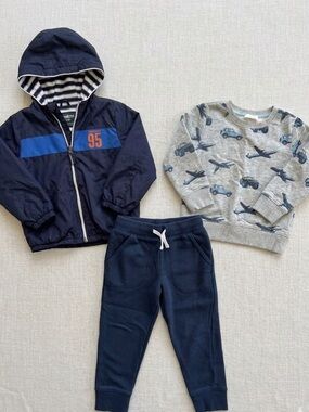 Boys Bundle 2T Fleece wind coat,  Pullover & Jogger Outfit
